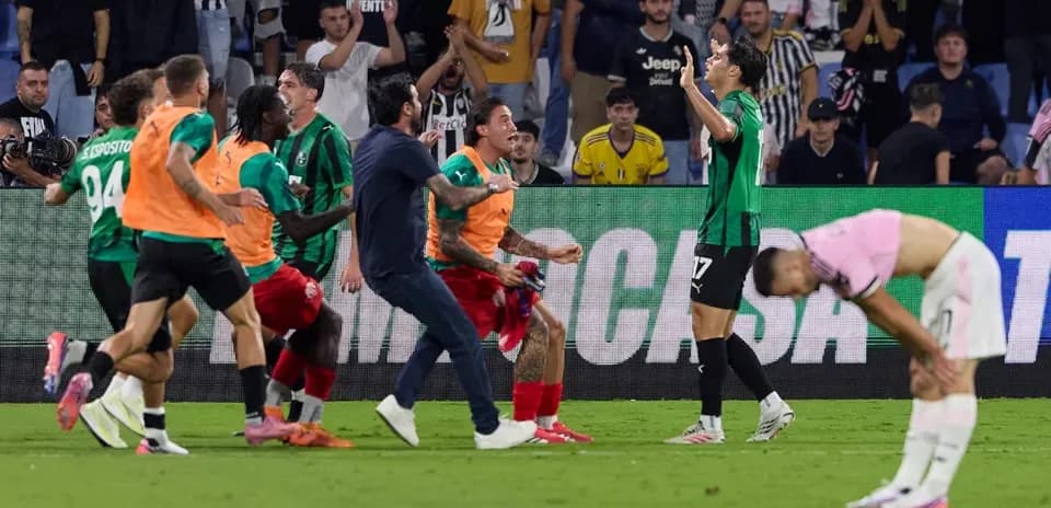 Sassuolo players celebrating after a match victory