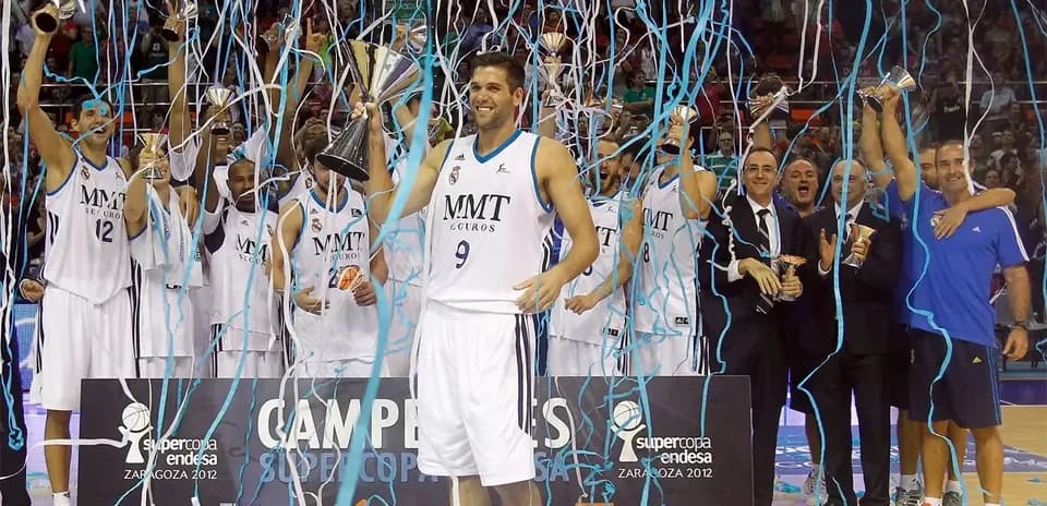 Team celebrating Supercopa Endesa victory with trophies