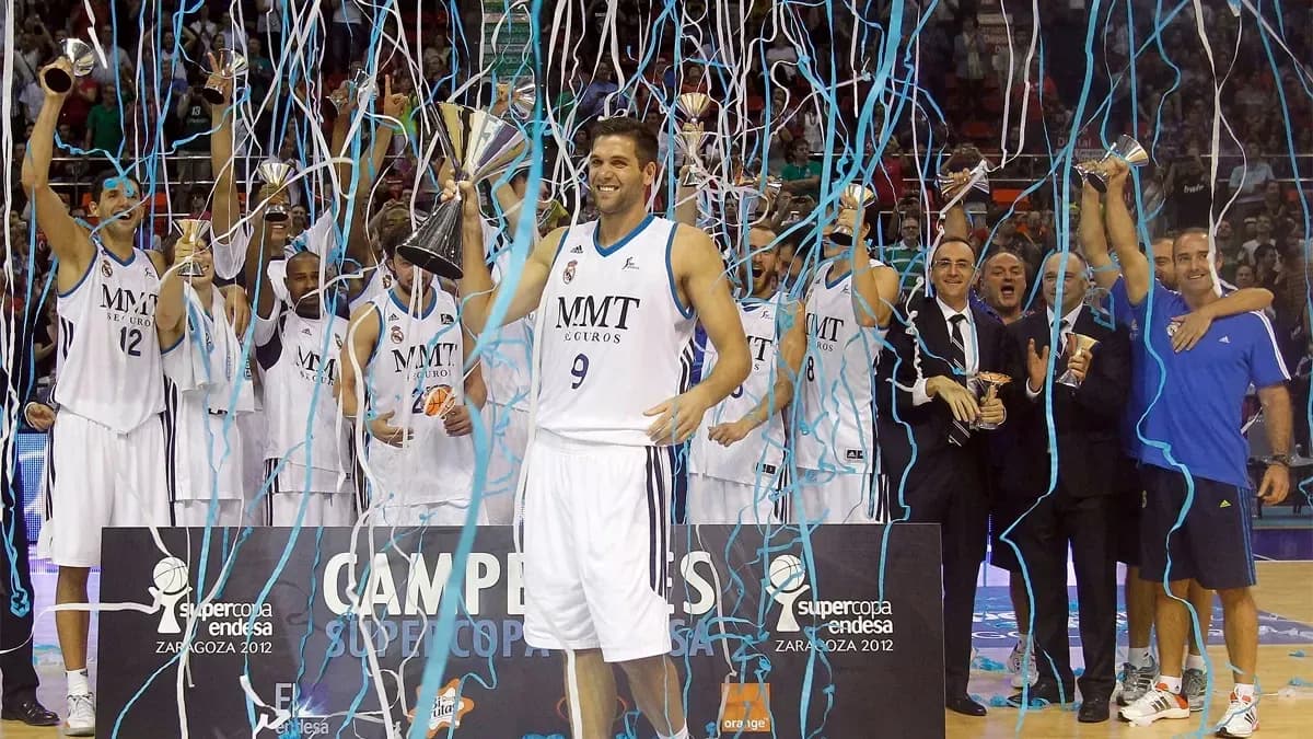 Team celebrating Supercopa Endesa victory with trophies