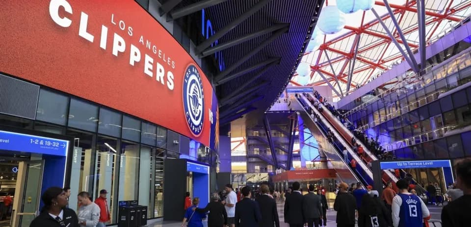 Fans entering arena before Los Angeles Clippers game