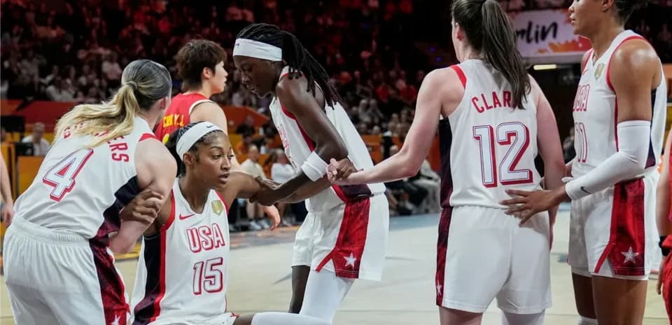 USA women's basketball team huddled during a game