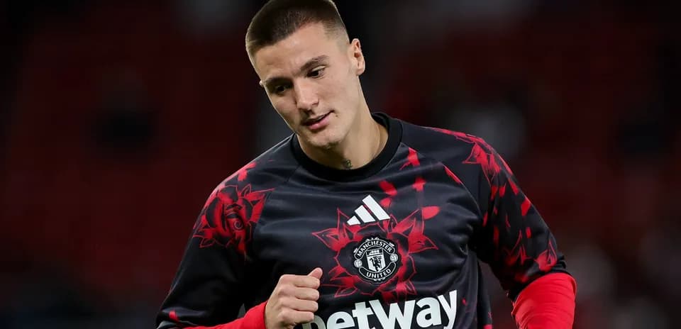 Player warming up in Manchester United training gear