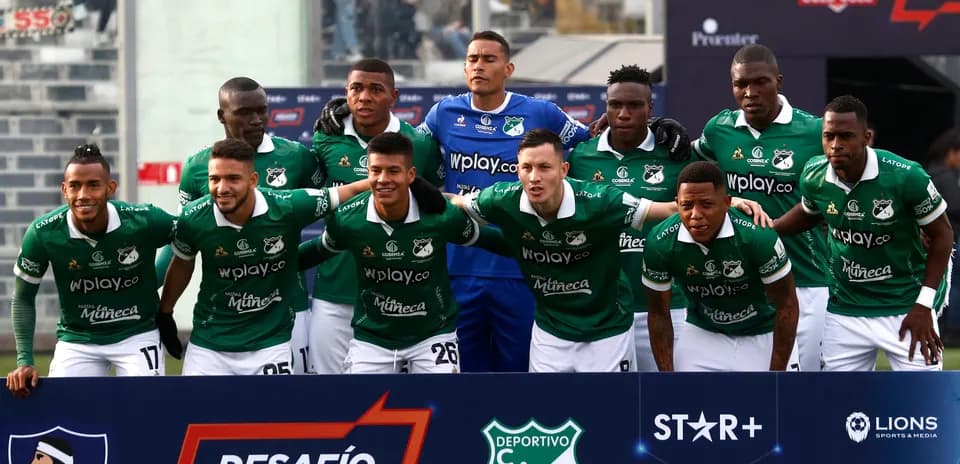 Deportivo Cali team posing before a match