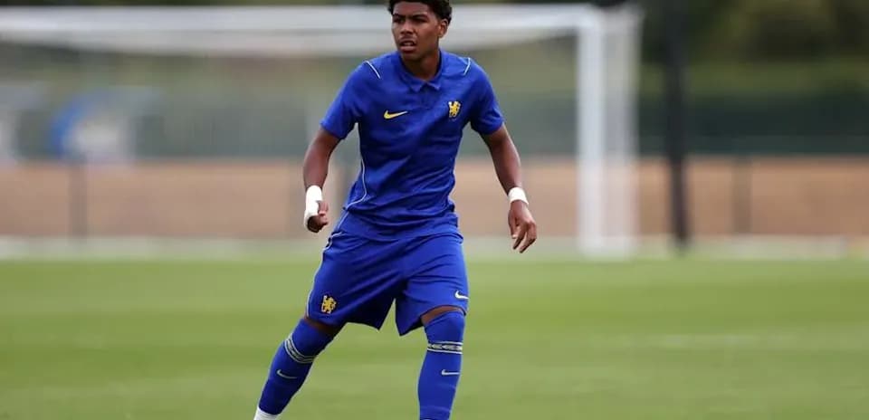 Player training on the pitch in blue uniform