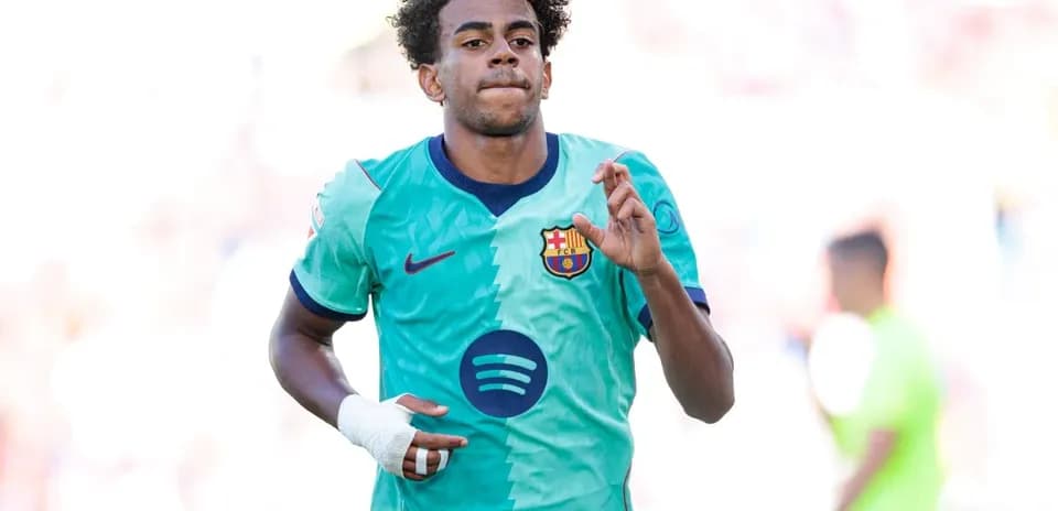 Player celebrating in FC Barcelona away kit