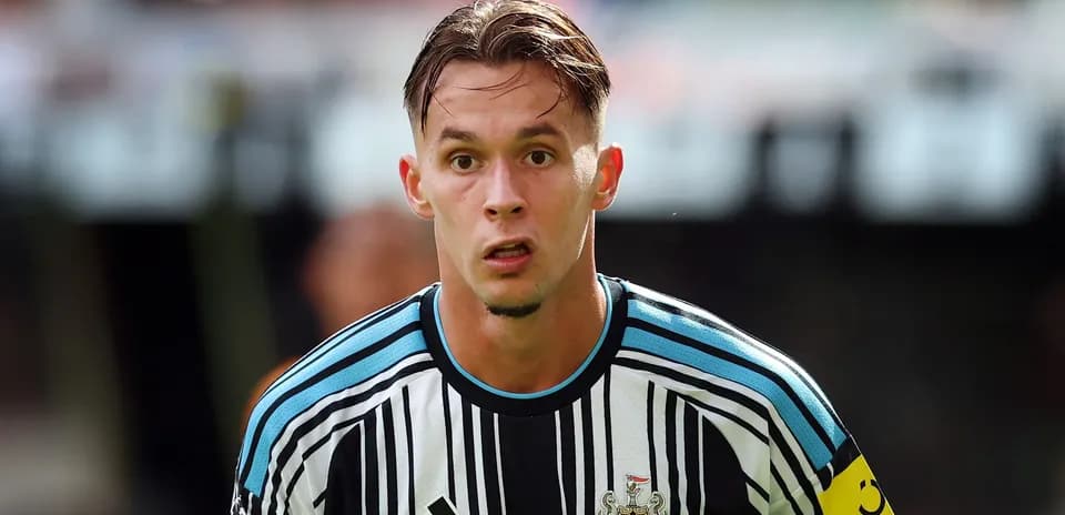 Newcastle United player focused during match
