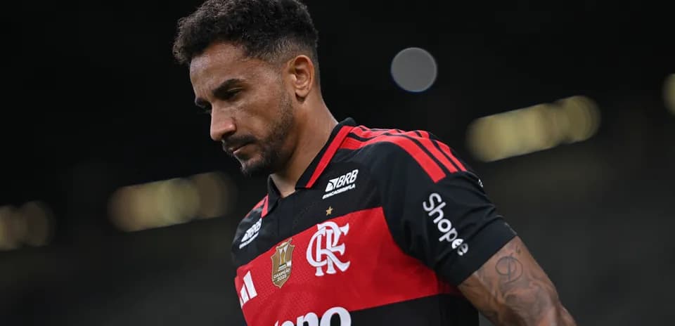 Player in Flamengo jersey walking off the pitch