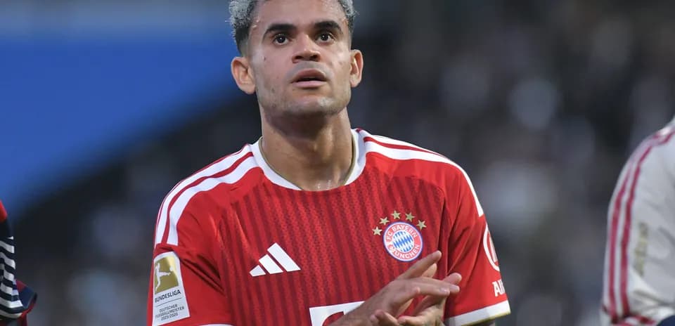 Bayern Munich player applauding after the match
