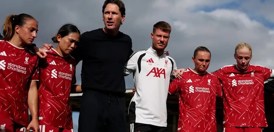 Liverpool women's team huddled with coaches before match