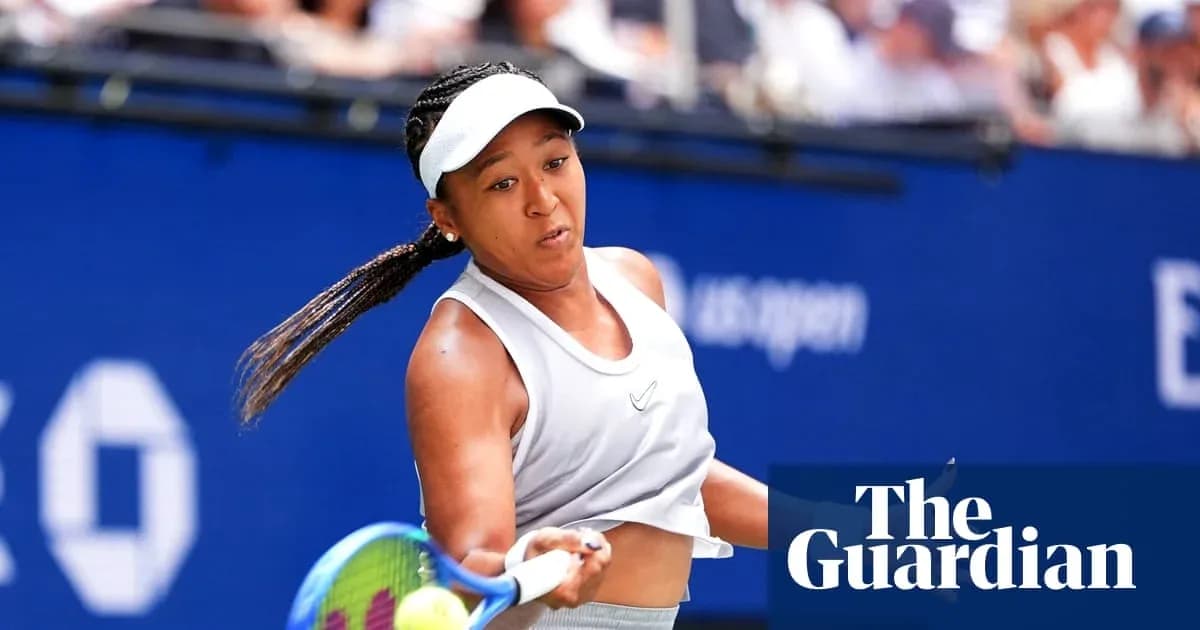 Naomi Osaka hitting a backhand during a match
