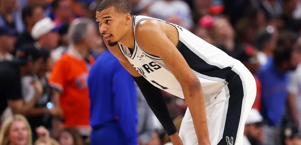 Player in Spurs uniform during basketball game