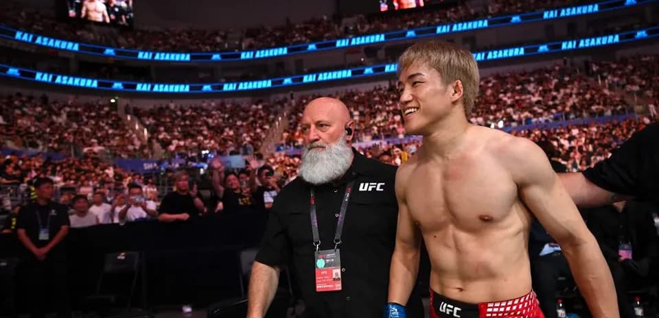 Kai Asakura entering the arena with UFC staff