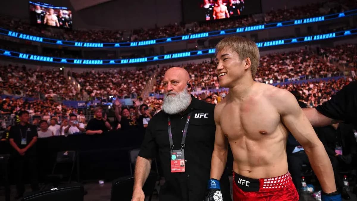 Kai Asakura entering the arena with UFC staff
