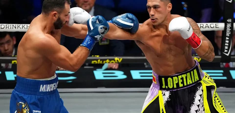 Boxers J. Opetia and M. Mikhael exchanging punches