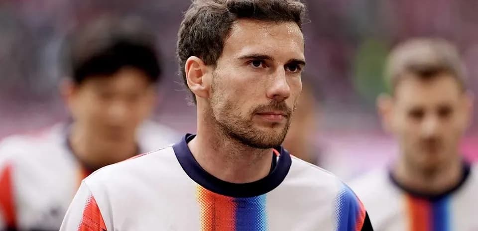 Player in Bayern Munich jersey during match preparation