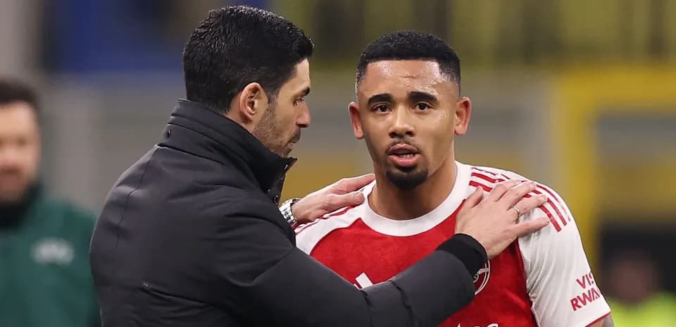 Coach discussing with player during match substitution