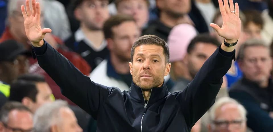 Coach signaling to players during a match
