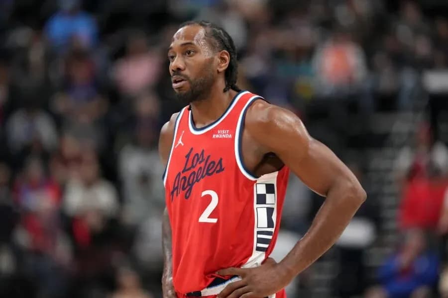 Kawhi Leonard in red Los Angeles jersey during game
