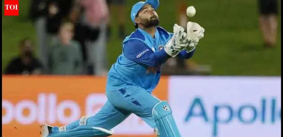 Wicketkeeper attempting to catch a cricket ball