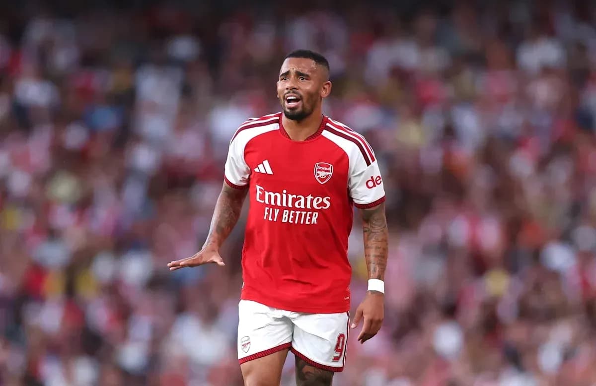Player in Arsenal kit during match action