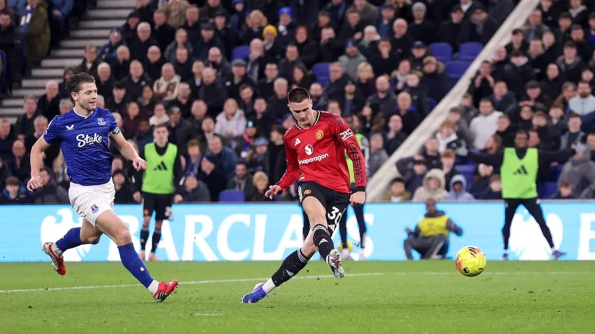 Everton player challenges Manchester United player
