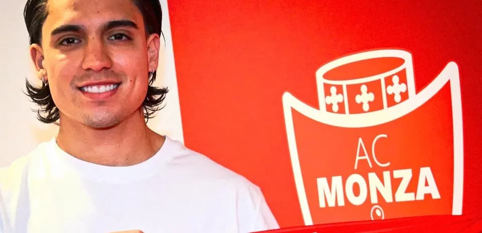 Player holding AC Monza scarf during announcement