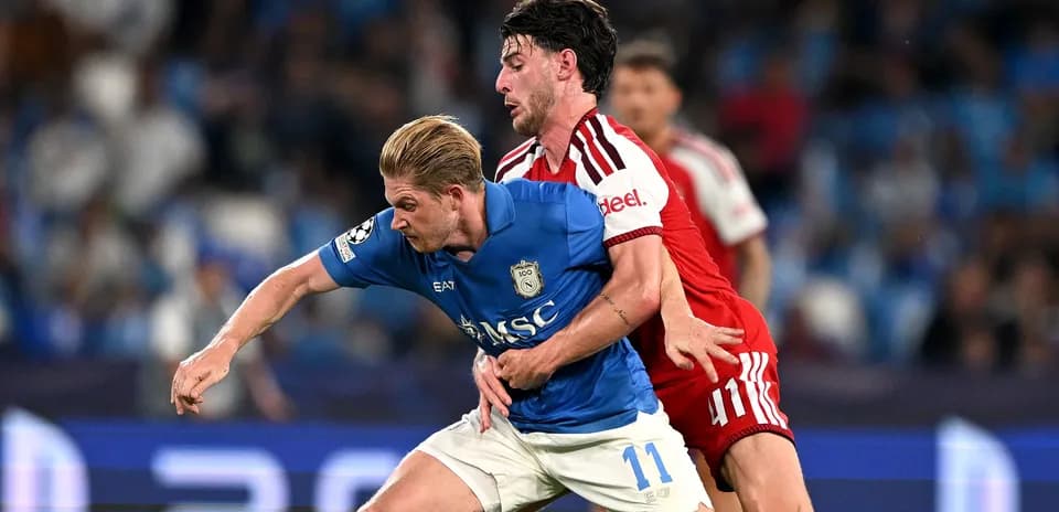 Player in blue being challenged by opponent in red