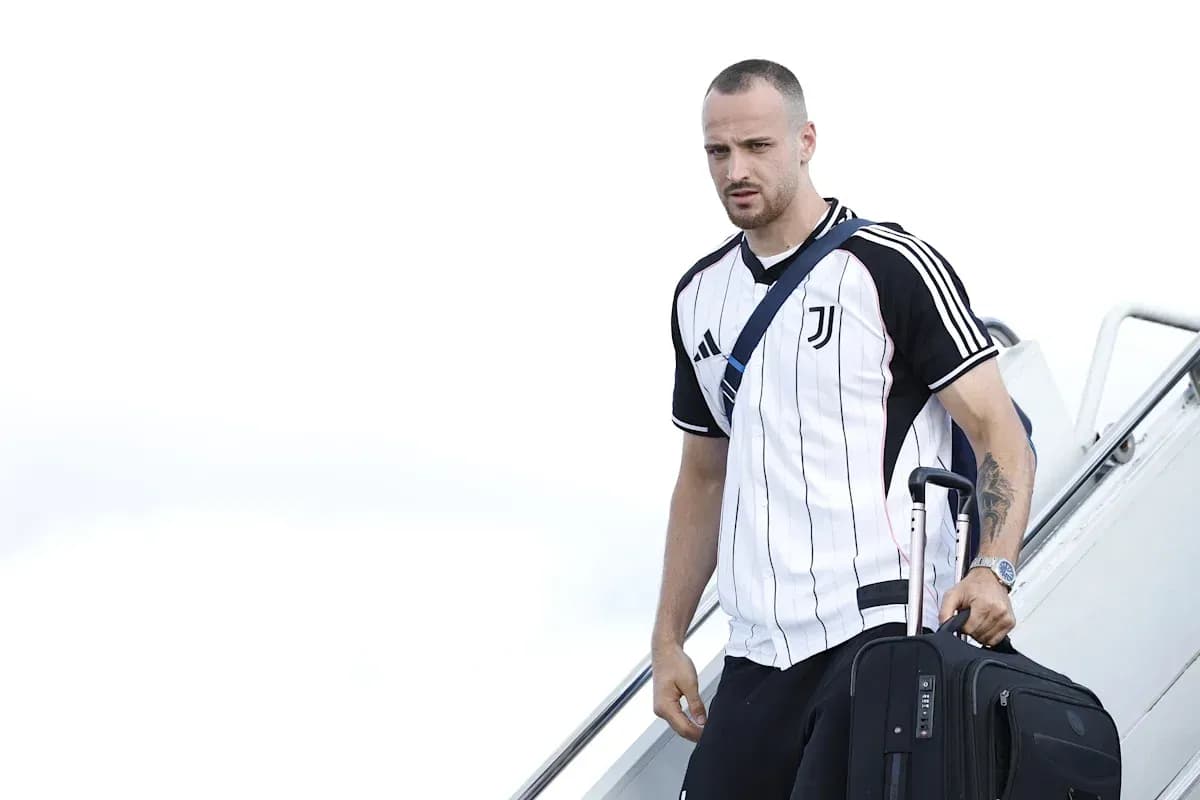Player arriving with suitcase wearing Juventus jersey Player arriving with suitcase wearing Juventus jersey