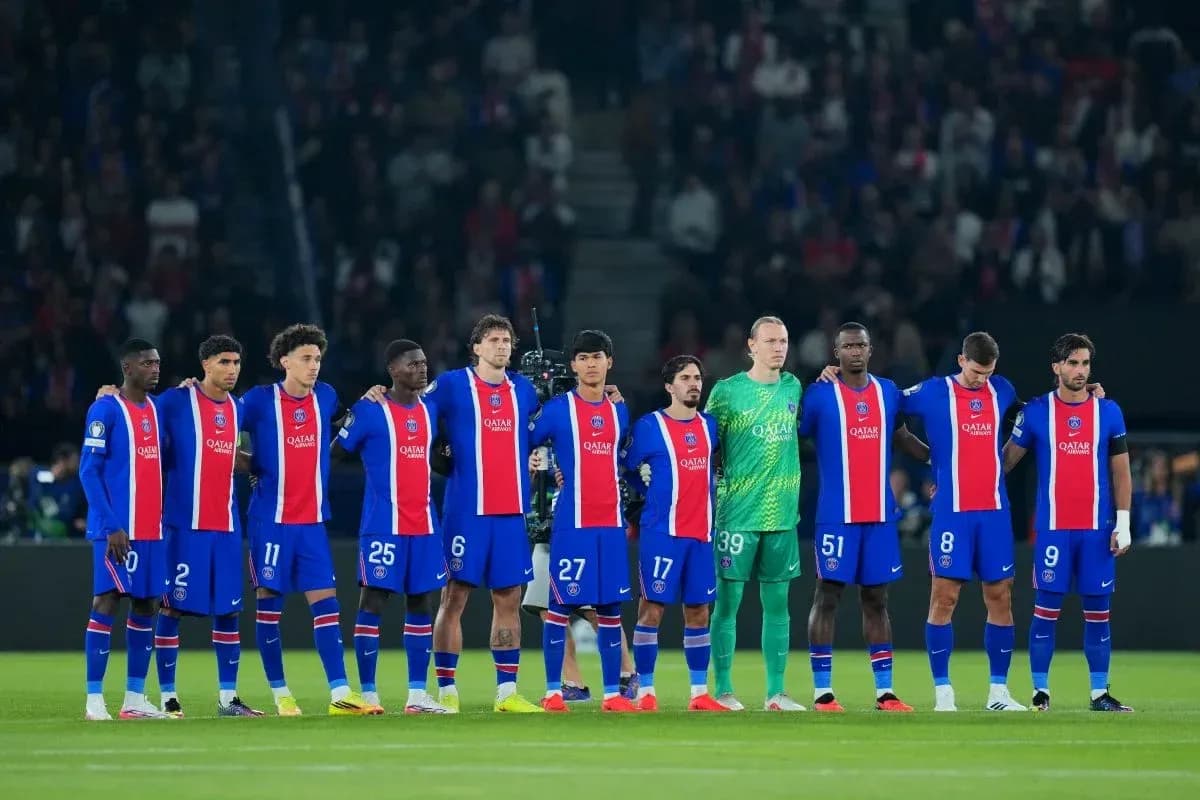 Paris Saint-Germain players lined up before the match Paris Saint-Germain players lined up before the match