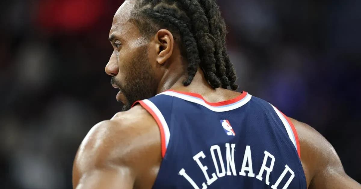 Player in uniform with 'LEONARD' on back Player in uniform with 'LEONARD' on back