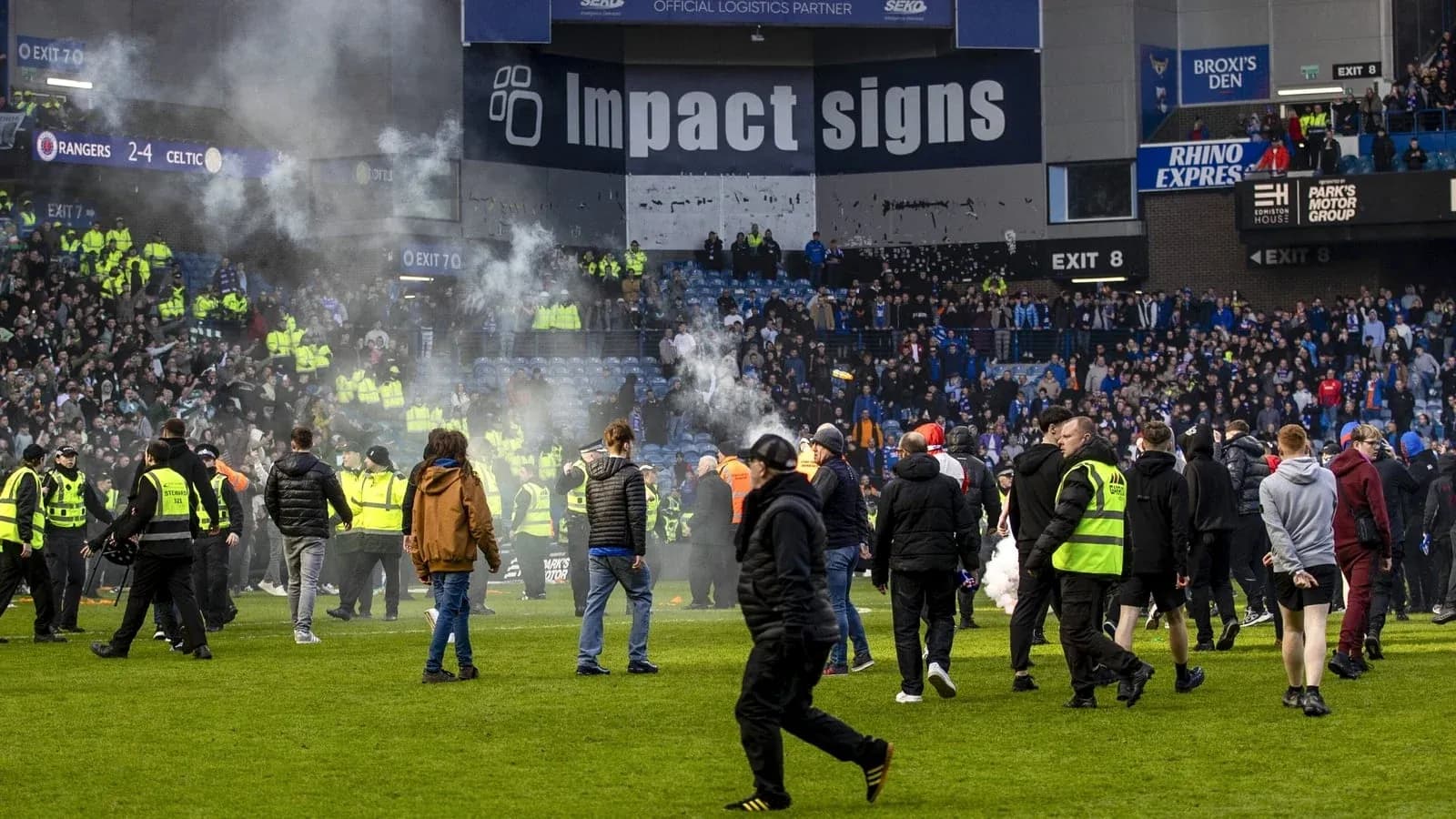 Fans and security on the pitch during disturbance Fans and security on the pitch during disturbance