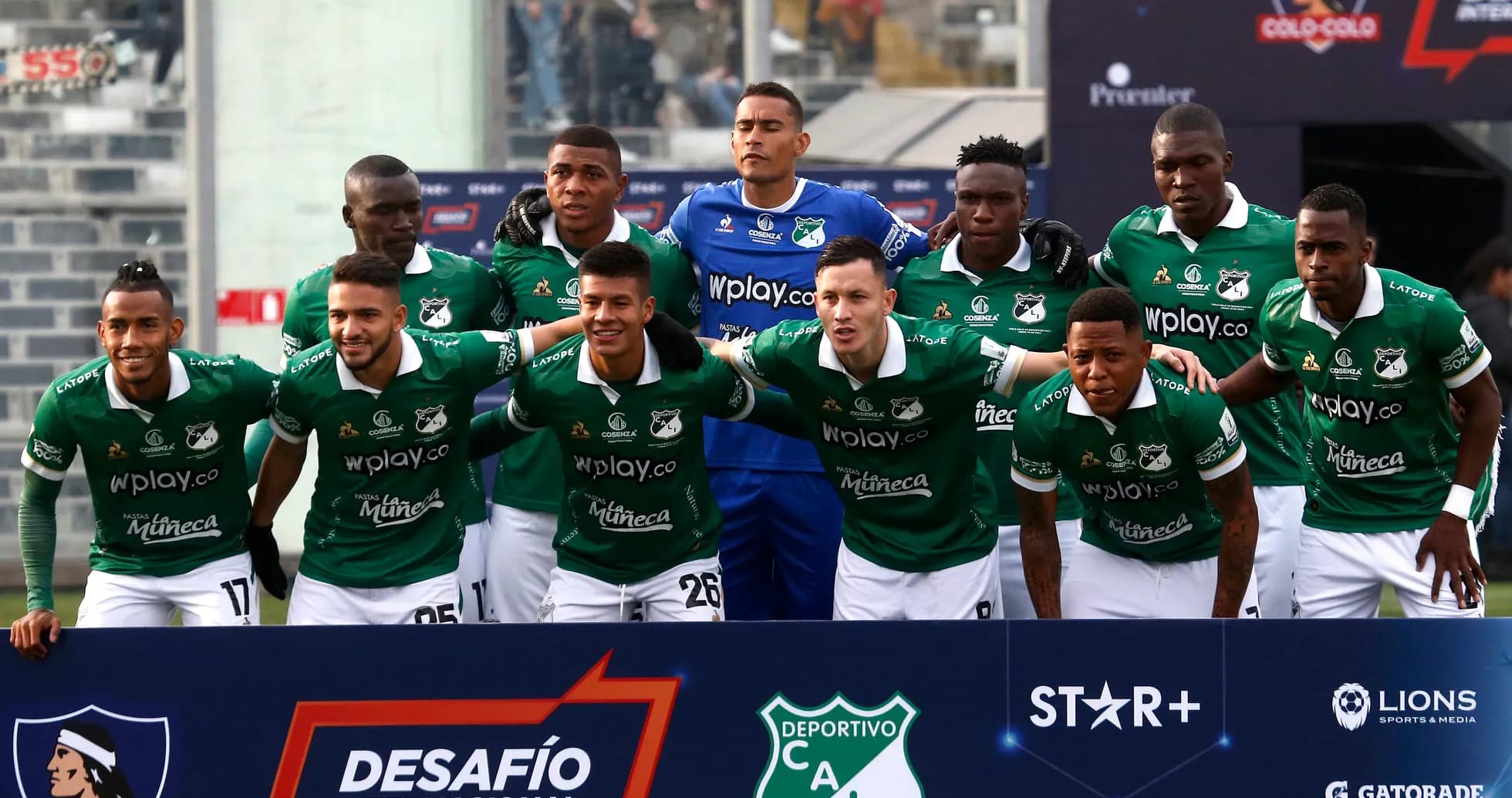 Deportivo Cali team posing before a match Deportivo Cali team posing before a match
