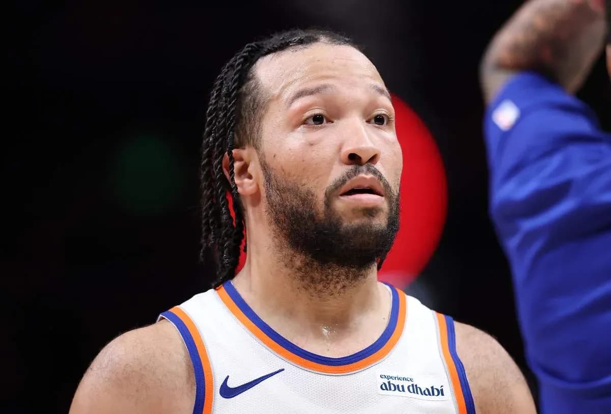 Player wearing Knicks jersey during game action Player wearing Knicks jersey during game action
