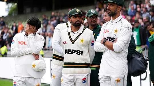 Pakistan cricket team players discussing on field Pakistan cricket team players discussing on field