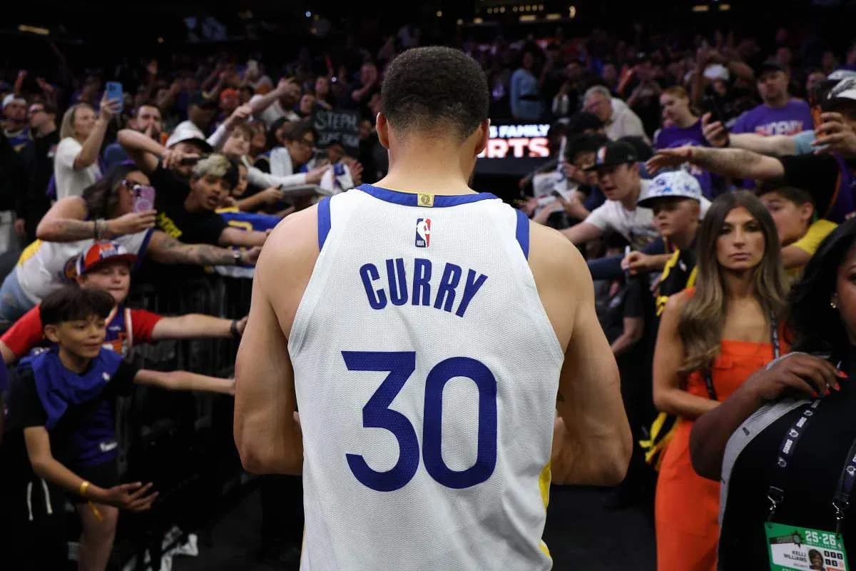 Stephen Curry walking past fans after game Stephen Curry walking past fans after game